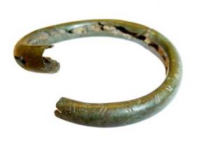 BRC-3004 - Bracelet tubulaire en tôlebronzeBracelet en tôle, comportant un joint ouvert à l'intérieur, généralement pourvu d'un décor incisé en traits parallèles : chevrons, ou filets axiaux.