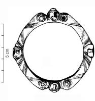BRC-3024 - Bracelet à décor anthropomorphebronzeBracelet fermé de section inconnue (circulaire ?) ; décor plastique anthropomorphe : 4 têtes diamétralement opposées, encadrées de cercles oculés au pourtour guilloché, entre lesquelles des incisions disposées en chevrons comportent des guillochis.