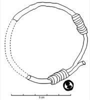 BRC-3615 - Bracelet filiforme à extrémités nouéesferBracelet constitué d'un simple fil torsadé ; le système de fermeture est composé d'enroulements coulissants, permettant dans une certaine mesure de régler le diamètre de la parure.