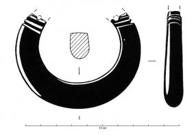 BRC-4065 - Bracelet lisse à segment mobilejaisBracelet à section plus ou moins épaisse, en D ou ovalaire, qui semble avoir été pourvu d'un segment mobile fixé par deux clavettes. Des incisions transversales marquent généralement l'emplacement de cette jonction. Les exemplaires à section plus large que haute portent souvent un décor incisé sur les côtés.