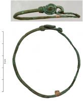 BRC-4122 - Bracelet ouvert à crochet et spirale, filiformebronzeBracelet filiforme, dont une extrémité est enroulée sur elle-même pour former une boucle; l'autre forme un crochet qui assure la fermeture, avec au contact un ornement spiralé.