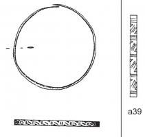 BRC-4206 - Bracelet rubanébronzeTPQ : 300 - TAQ : 450Bracelet rubané orné de sections à incisions obliques séparées par des groupes de moulures tranversales.