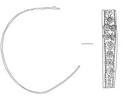 BRC-4220 - Bracelet rubanébronzeTPQ : -30 - TAQ : 500Bracelet rubané orné d'ocelles entourés de petits points formant des rosettes, parfois encadré deux lignes longitudinale. Il peut être ouvert ou fermé par un dispositif de crochet et œillet.