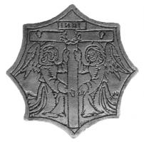 BSP-8011 - Bouton-enseigne de pèlerinage : anges portant une croixbronzeTPQ : 1450 - TAQ : 1600Bouton-enseigne légèrement bombé, à bélière centrée au revers; forme octogonale à côtés concaves; incisé sur la face externe : deux anges agenouillés, portant la Croix au sommet de laquelle est suspendue une couronne avec l'inscription INRI.