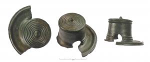 BTM-1001 - Boite de MoyeubronzeBoîte cylindrique garnie d'un épaulement vers l'ouverture pour la fixation sur le moyeu d'une roue, décorée de cercles accolés au sommet et d'un bouton au centre.