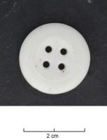 BTN-9082 - Bouton à trous : émail blanc opaque / China button ou Prosser buttonémailBouton circulaire légèrement concave avec quatre trous. L'émail ou verre est opaque, blanc. Il existe une variante à quatre trous et bords rayonnant.