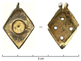 BTS-4065 - Boîte à sceau losangiquebronzeBoîte à sceau coulée de forme losangique, au fond percé de 3 ou 4 trous ; le couvercle est creusé sur la face externe d'un disque, parfois d'une couronne inscrite dans un losange ; le centre n'est pas percé et les bords sont quelquefois guillochés ; un petit disque à la pointe (parfois absent).