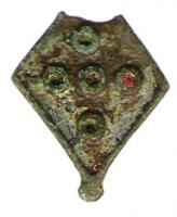 BTS-4087 - Boîte à sceau losangiquebronzeBoîte à sceau losangique, dont le couvercle plat (pointe de calage au revers) est creusé d'une seule loge d'émail d'où émergent 5 cercles émaillés, disposés en croix.