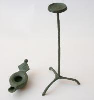 CDM-4004 - Lampadaire miniaturebronzeLampadaire miniature en bronze, comportant un trépied, une hampe et un plateau sommital, le tout gracile et sans autre décor qu'un filet en spirale le long de la hampe. Hauteur totale c. 15 cm (1/2 pied romain).