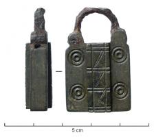 CDN-6002 - Cadenasbronze, ferCadenas parallélépipédique, orné de cercles oculés, fermé par un arceau qu'on bloque avec une clé.