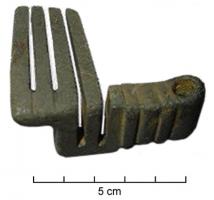 CLE-4012 - Clé à translationbronzeClé entièrement coulée en bronze, à manche court et de section rectangulaire, percée d'une suspension transversale au sommet. Le panneton en L est creusé pour dégager des dents dont deux se prolongent sur la tige du manche.