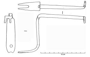 CLE-4033 - Clé à translationferClé à translation ; le manche de section rectangulaire, percé à l'extrémité, forme deux angles droits ; le panneton est perpendiculaire au manche.