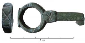 CLE-4104 - Clé à rotation, tige creusebronzeClé entièrement coulée, à tige ronde terminée par un simple anneau précédé de moulures ; panneton guidé par une tige creuse.