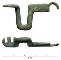CLE-4109 - Clé à translationbronzeClé coulée, dont le manche plat, terminé par un anneau, se prolonge par un fort décrochement latéral, avant le panneton découpé.
