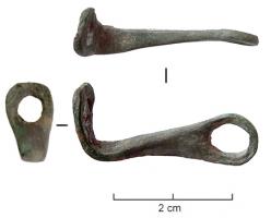 CLE-4175 - Clé de cadenasbronzePetite clé constituée d'une simple tige, écrasée à chaque extrémité pour former deux anneaux plats, disposés dans deux plans perpendiculaires.