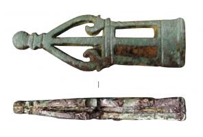 CNF-4033 - Canifbronze, ferManche ajouré, formé de tiges reliées pour former une extrémité triangulaire avec deux crosses affrontées.