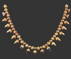 COL-3001 - Collier à glandsorCollier composé de 20 perles en or, à motif floral, et de 17 glands en verre à monture d'or (dont 3 ont perdu leur partie en verre), chacun d'eux solidement fixé à sa monture par une petite tige.