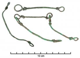COL-4016 - Collier à anneaux filiformesbronzeTPQ : 100 - TAQ : 300Chaîne composées d'anneaux filiformes. Chaque anneau est réalisé à partir d’un fil dont les extrémités sont terminées par un enroulement passant dans l’anneau suivant.