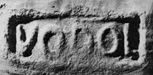 COV-4064 - Tuile / brique estampillée VODOLLIterre cuiteTuile ou brique estampillée VODOL, ou VODOLLI, dans un cartouche rectangulaire