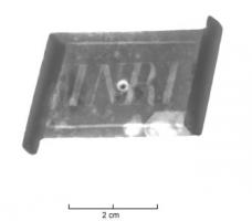 CRF-9032 - Cartouche riveté INRIcuivrePlaque moulée rivetée, en forme de rouleau ouvert, avec le monogramme INRI.