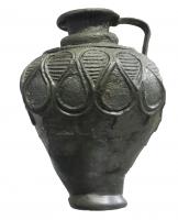CRU-1002 - Aiguière ou cruche à panse enflée et décoréebronzeAiguière en bronze à col rond, avec une anse plate, décorée de volutes avec alternance de stries au niveau de l'épaule. 