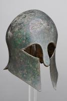 CSQ-2007 - Casque corinthienbronzeCasque en forme de heaume recouvrant le crâne et les joues, sans pièce rapportée, et pourvu d'un nasal dégageant seulement les yeux et la bouche.