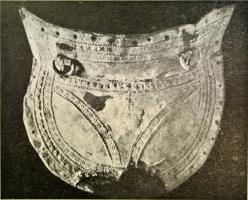 CSQ-4017 - Casque plaqué d'argentargentTimbre de fer, avec un couvre-nuque rapporté; toute la surface du casque dans ses différentes parties, y compris, les paragnathides, est couverte d'une feuille d'argent ornée au repoussé.