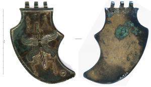 CSQ-9002 - Casque : réplique ?bronzeCasque dont les paragnathides, coulées, comportent un foudre aux ailes en fort relief, les éclairs en arrière-plan étant incrustés de fer [?] ; bordure perlée continue.