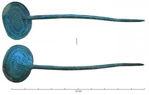 CUI-4005 - CuillerbronzeCuiller à cuilleron plat, légèrement ovale dans le sens transversal et orné de cercles concentriques ponctués.