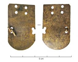 CUS-4007 - Cuirasse à écailles (lorica squamata)bronzeCuirasse composée d'écailles en tôle, percées de deux paires de perforations sommitales et de deux paires de perforations latérales pour la suspension. Celle-ci est assurée par de petits anneaux ouverts en fil de bronze.