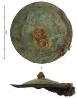 CYM-4002 - CymbalettebronzeDisque coulé, en forme d'umbo à bosse centrale percée d'un trou dans lequel s'observent souvent des traces d'e tiges de fer ; décor de filets incisés au tour, et bord légèrement relevé.