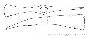 DOL-4002 - DolabraferOutil double, associant une hache et une pioche ; les bords du taillant horizontal peuvent être rectilignes ou concaves, l’œil circulaire est percé au centre de deux renflements triangulaires. 