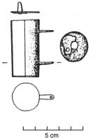 ENC-4001 - Encrier cylindriquebronzeEncrier en tôle de bronze, corps cylindrique lisse, orné de filets parallèles ; le fond est fabriqué dans la masse mais le couvercle, souvent débordant, est rapporté. Sur la paroi externe, deux tenons servent à suspendre l'objet à la ceinture, ou à le rattacher à d'autres instruments.
