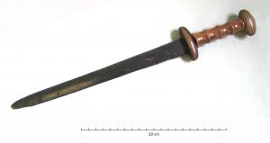 EPE-4006 - Épée de type hybridefer, osEpée ne se rattachant pas pour le moment à un type connu pour l'époque romaine : type mixte, par exemple en raison d'une distorsion entre la poignée et la lame (Liberchies), ou à cause de la longueur...