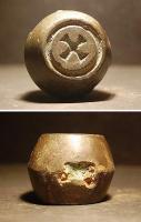 EPE-9017 - Pommeau d'épéebronzePommeau en forme de sphère avec deux pans coupés parallèles, Sur ces deux faces, croix pattée inscrite dans un cercle; sur le côté, cavité pour le départ de la soie.