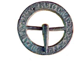 FER-7018 - Fermail inscritbronzeFermail ou boucle circulaire à barre transversale, sur laquelle pivote un ardillon libre; la face externe de l'objet est couverte d'une inscription en lettres gothiques : +  O  MATER  DEI  MEMENTO  MEI  ORA  P(ro nobis).