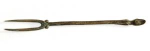 FHT-8001 - FourchettebronzeTPQ : 1500 - TAQ : 1700Fourchette à deux dents; le manche coulé se termine par un sabot.
