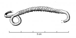 FIB-1110 - Fibule en archet de violon de type VadenabronzeFibule à arc filiforme et tendu, torsadé ; ressort unilatéral à 1 large spire; ce type est caractérisé par le motif en 8 formant le pied et le porte-ardillon.