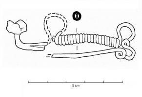 FIB-2002 - Fibule serpentiforme à arc à enroulement et pied redressébronzeFibule serpentiforme. L'arc se compose de deux boucles encadrant une partie centrale formée de l'enroulement du fil de bronze autour de deux tiges rectilignes. Le pied forme un angle droit et se termine par un bouton sphérique. Le ressort est formé de deux spires séparées par une boucle. 