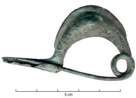 FIB-2530 - Fibule a sanguisugabronzeFibule à arc cintré renflé, refermé par dessous (mais une ouverture peut avoir été ménagée pour retirer le noyau de terre), décoré de fines incisions sur toute la longueur de l'arc; ressort unilatéral, porte-ardillon long, en gouttière; variante avec une crête médiane longitudinale au sommet de l'arc.
