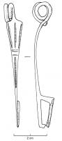 FIB-3035 - Fibule de Nauheim 5a21bronzeRessort à 4 spires et corde interne ; arc plat, triangulaire et tendu ; porte-ardillon trapézoïdal ajouré ; arc orné de trois échelles longitudinales, interrompues par des incisions transversales, avec une seule échelle médiane du côté du pied.