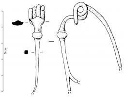 FIB-3080 - Fibule de Nauheim 5c12bronzeRessort à 4 spires et corde interne ; arc plat, triangulaire et tendu ; porte-ardillon trapézoïdal ajouré ; arc interrompu d'un bulbe éventuellement mouluré ; vers le pied, la section est le plus souvent circulaire.