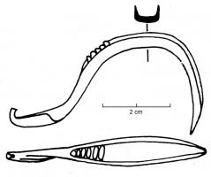 FIB-3504 - Fibule à arc incrusté de corailbronzeTPQ : -350 - TAQ : -250Fibule à pied redressé et replié sur l'arc, extrémité moulurée ; arc à section en V ou en U, incrusté de bâtonnets de corail ; ressort à 6 ou 8 spires montées sur axe.