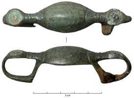 FIB-3517 - Fibule à double piedbronzeFibule présentant une tête et un pied symétrique, chacun orné d'un disque  creusé pour une incrustation (émail), de part et d'autre d'un arc renflé ; ressort rapporté en fer.