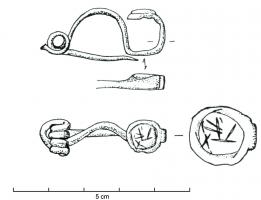 FIB-3542 - Fibule à timbale sur le piedbronzeFibule à arc en anse de panier (section généralement filiforme), ressort court (le plus souvent à 4 spires), corde externe ; pied redressé vers l'arc et terminé par une timbale arrondie, ornée de filets gravés formant le plus souvent un motif rayonnant.