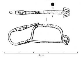 FIB-3838 - Fibule laténienne à pied redressébronzeFibule de schéma laténien, à corps filiforme en anse de panier; ressort bilatéral court à 4 spires et corde externe; pied redressé vers l'arc et terminé par  des moulures évoquant une tête d'oiseau.