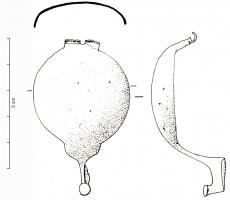 FIB-4044 - Fibule de type unguiformebronzeTPQ : -25 - TAQ : 25Fibule à charnière (repliée vers l'extérieur), dont l'arc est occupé par une grande cupule circulaire, creuse par-dessous ; porte-ardillon trapézoïdal massif, avec bouton surélevé.
