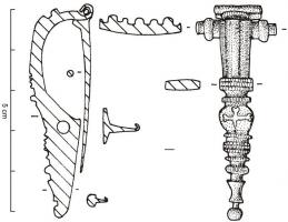 FIB-41031 - Fibule à protubérances latérales hautesbronzeFibule étamée caractérisée par la présence de protubérances latérales, sortes de boutons moulurés perpendiculaires à l'arc ; le pied est lui-même divisé en deux parties par des moulures.