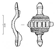 FIB-41039 - Fibule symétrique émailléebronzeTPQ : 100 - TAQ : 150Fibule symétrique, le corps constitué d'une plaque rectangulaire divisée en 3 ou 5 loges rectangulaires émaillées, transversale, avec un petit bouton à chaque extrémité ; tête et pied symétriques, en forme de boutons moulurés.