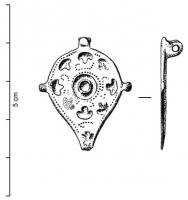 FIB-41074 - FibulebronzeBroche plate, en forme de goutte, avec un motif de cercles concentriques au centre, entouré d'un décor poinçonné et de petites loges en forme de peltes.